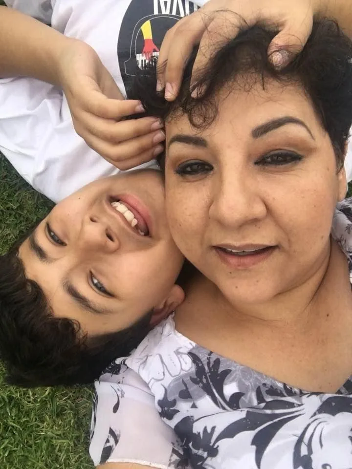 Ángel Rivas Téllez junto a su madre