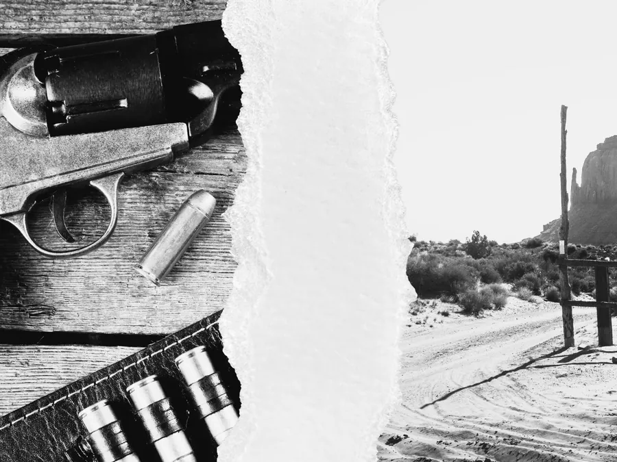 Revólver antiguo y cartuchos junto a un paisaje desértico del suroeste, en blanco y negro