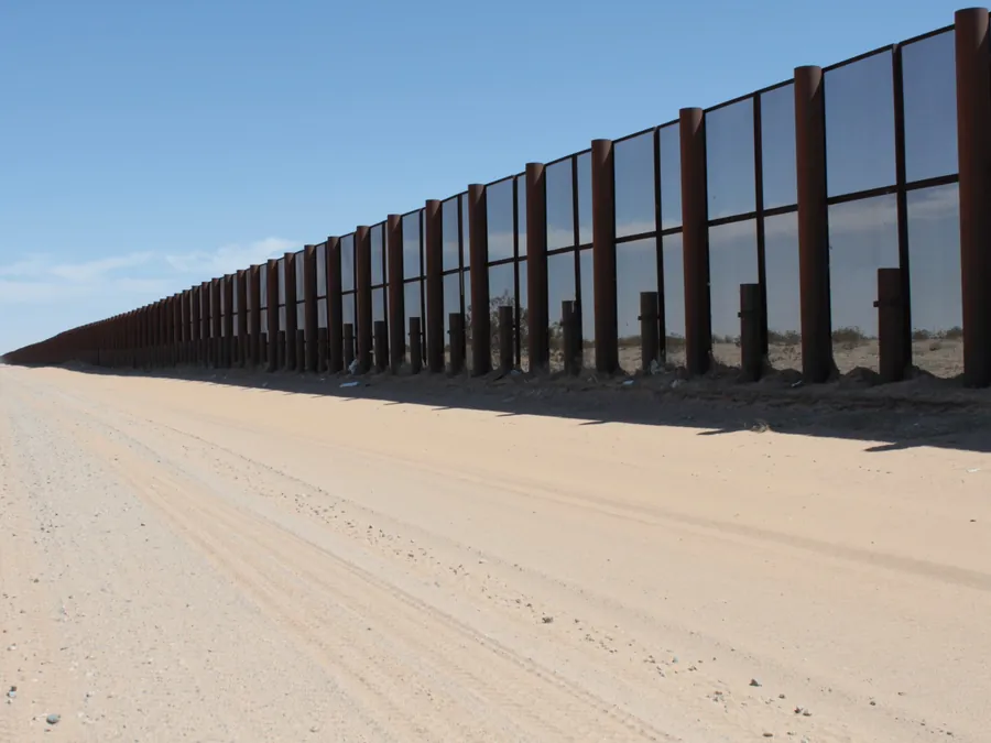 Muro fronterizo que se pierde en el desierto
