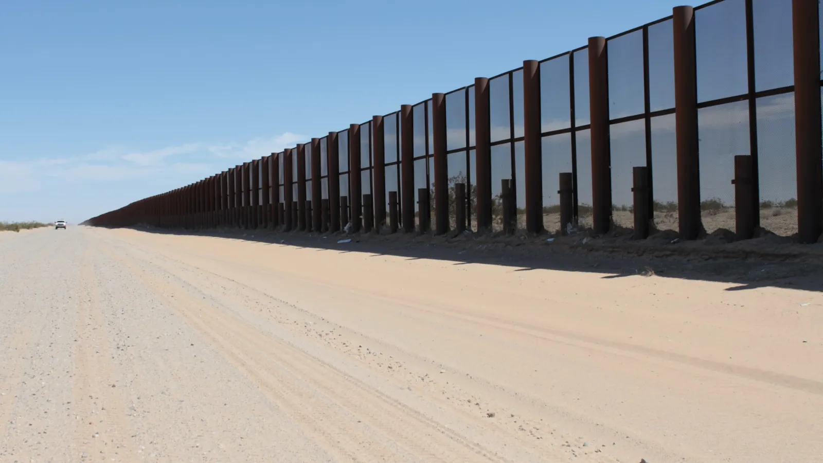 Muro fronterizo que se pierde en el desierto
